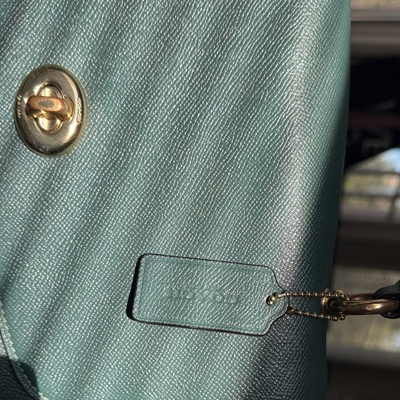 Elegant COACH Leather Handbag - Picture 2 of 5